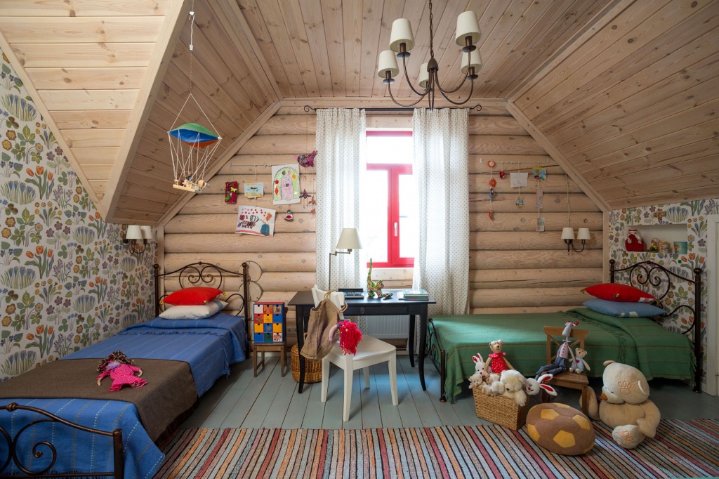 Детская комната оформлена плетеными корзинами и игрушками ручной работы
