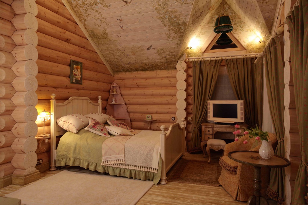 Пример дизайна спальни в русском стиле с расписным потолком 