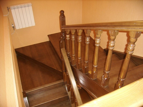 Широкая лестница с площадкой