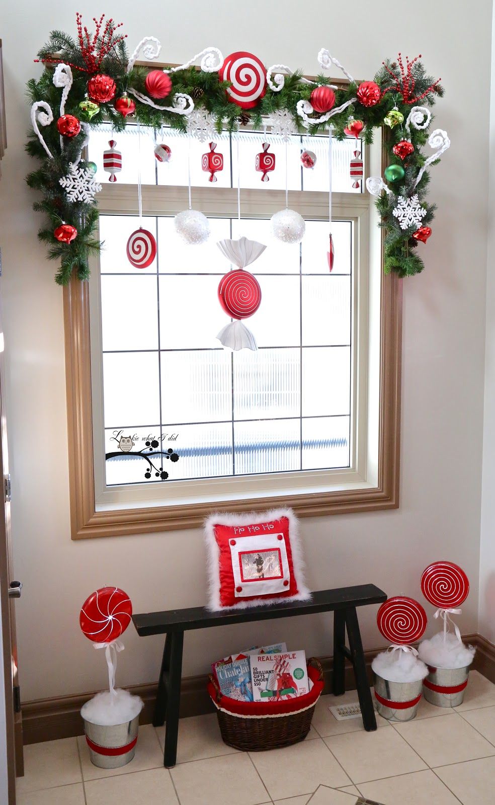 Beautiful combination of window decoration for Christmas