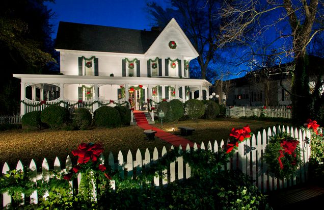 Decorate the exterior house for Christmas