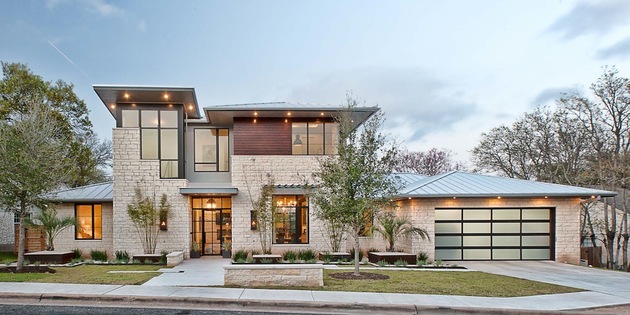 elegant suburban house with exposed interior wood beams 1 front thumb 630x315 30481 Elegant Suburban House With Exposed Interior Wood Beams