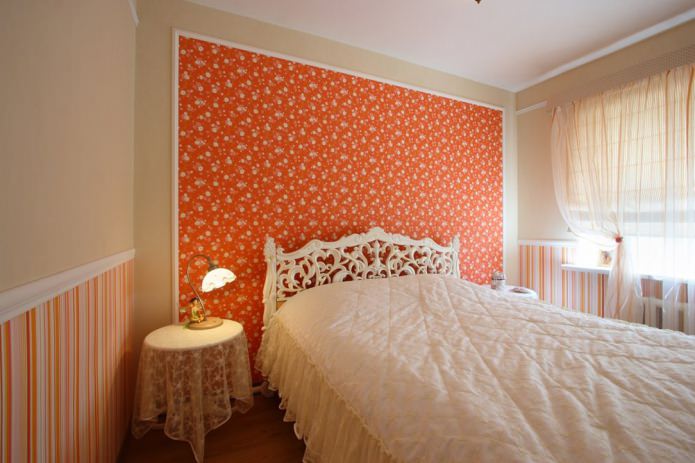 голубая обивка кровати оранжевая стена