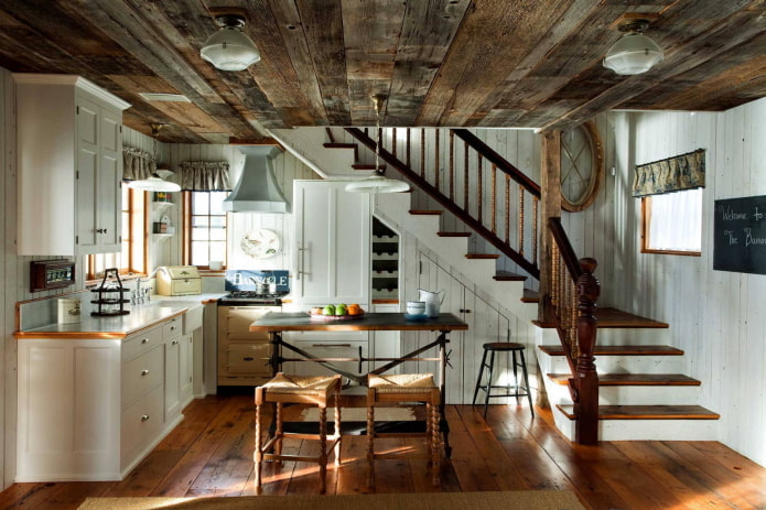 потолок из дерева под старину на кухне