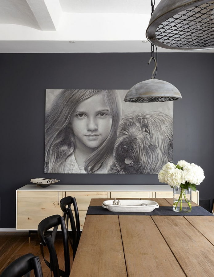 черно-белая картина на стене в столовой