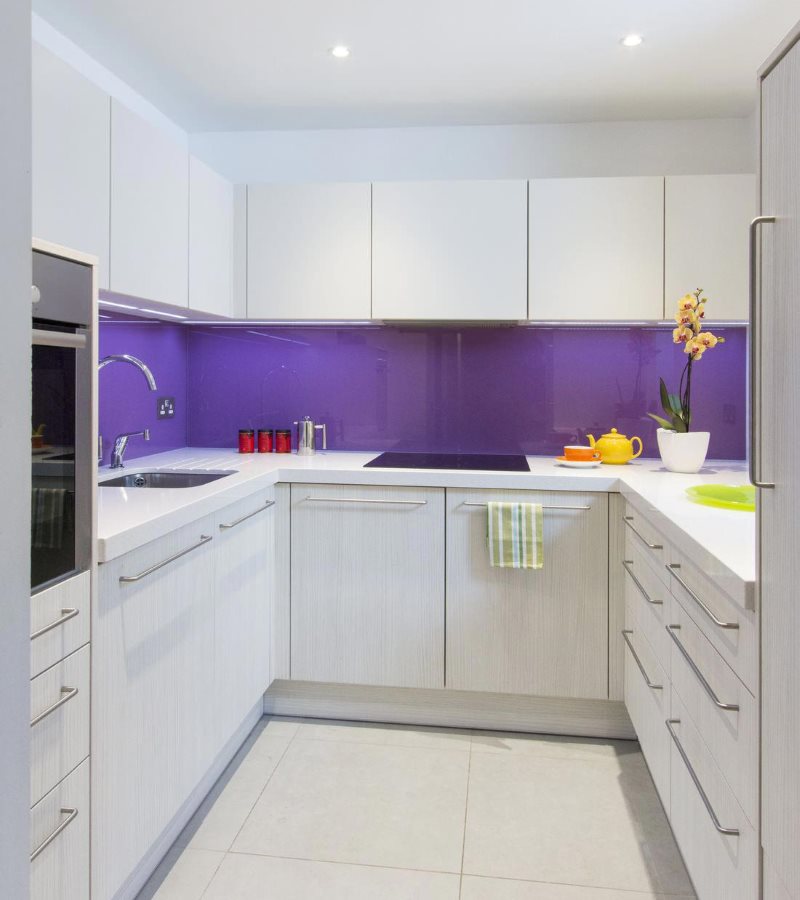Фиолетовый фартук в кухне с белыми фасадами