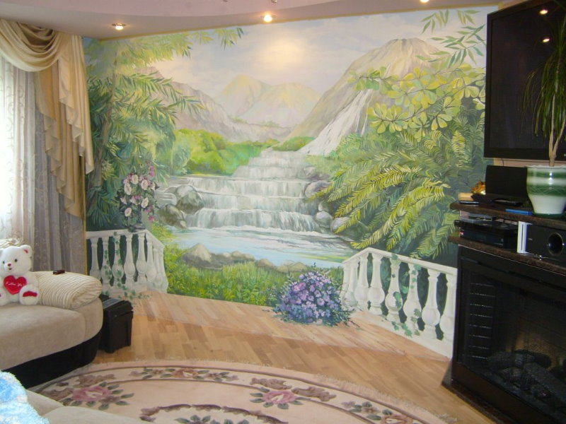 Нарисованный водопад на стене зала в трехкомнатной квартире
