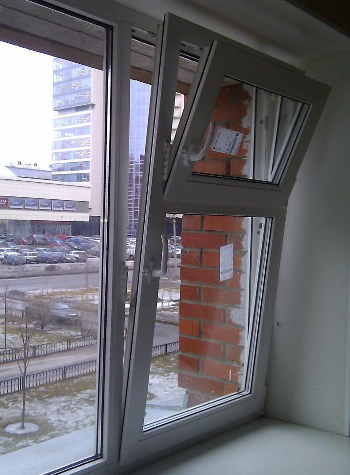 Пластиковое окно с форточкой для проветривания балкона