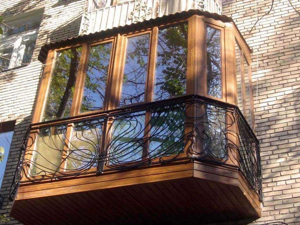 Деревянное остекление балкона в квартире кирпичного дома