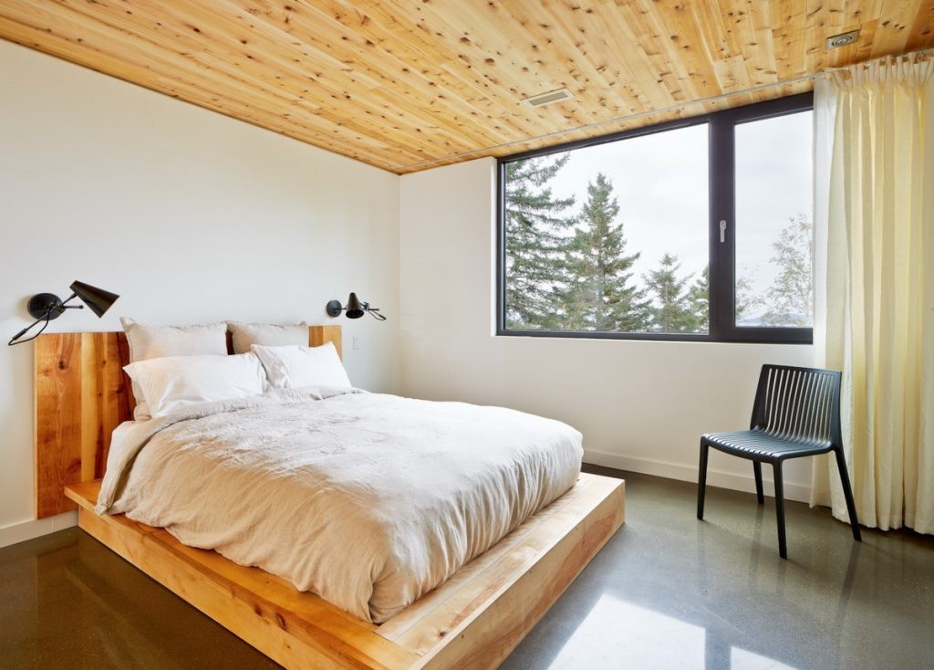 Дизайн спальни в стиле минимализма в деревянном доме