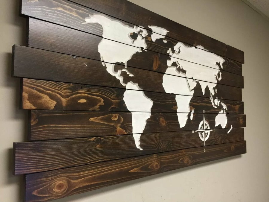 Карта мира из деревянной вагонки на стене в квартире