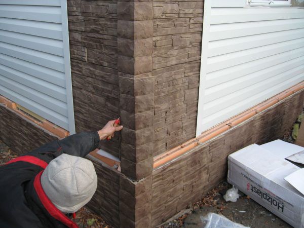 Процесс монтажа угловых элементов фасадных панелей