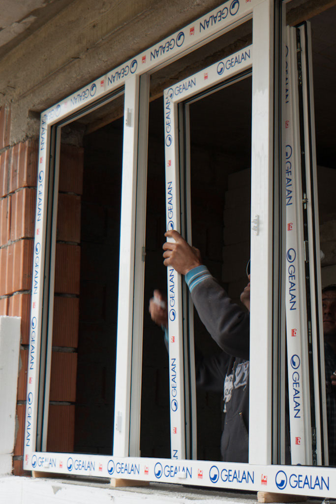 как правильно установить пластиковые окна в доме