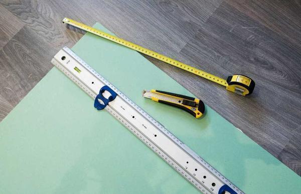 Зная вес гипсокартона, можно правильно рассчитать размеры и варианты установки гипсокартонной конструкции