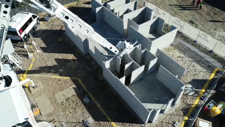 Bricklayer Robot Lays Walls of a House in Three and a Half Regular Shifts