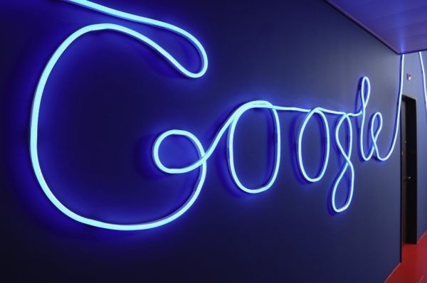 Неоновая эмблема компании Google в Цюрихе, Германия