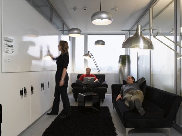 Удобный диван в офисе компании Google в Цюрихе, Германия