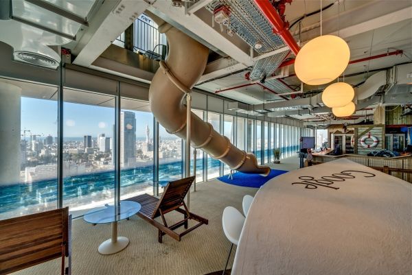 Панорамные окна в офисе компании Google в Тель-Авиве, Израиль