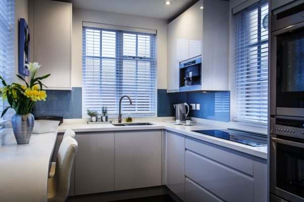 Дизайн маленькой кухни с окном: как оформить окно, чтобы увеличить пространство