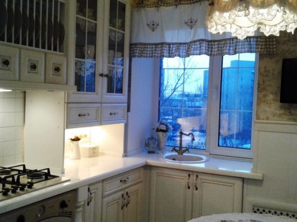 Фото дизайна малогабаритной кухни с окном в классическом стиле