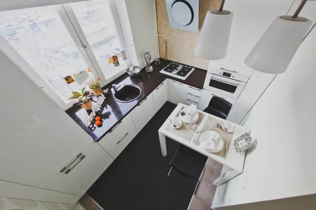 Угловая кухня в минимализме с черной столешницей