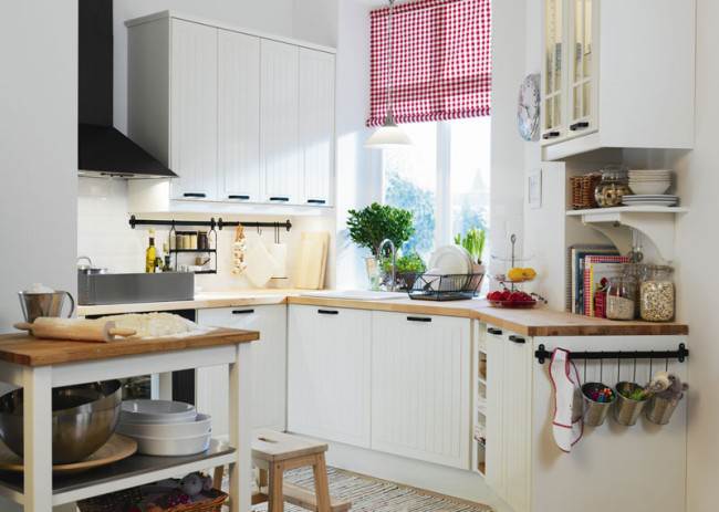 Яркие рулонные шторы на кухне в стиле кантри