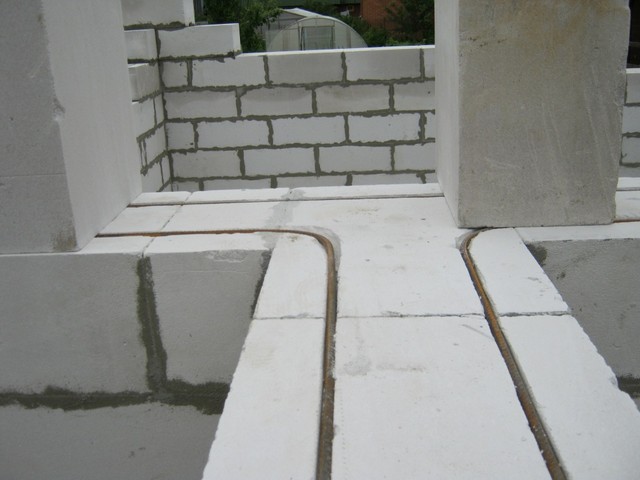 Пример армирования газоблочной кладки арматурными стержнями.
