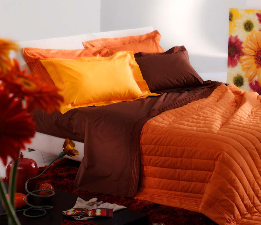 Оранжево-коричневый текстиль в спальне