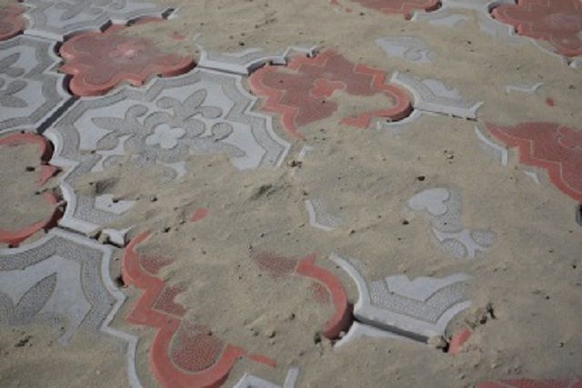 Засыпка замощенной площадки песком