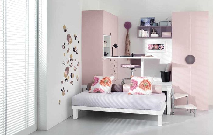 вариант светлого интерьера спальни для девочки в современном стиле