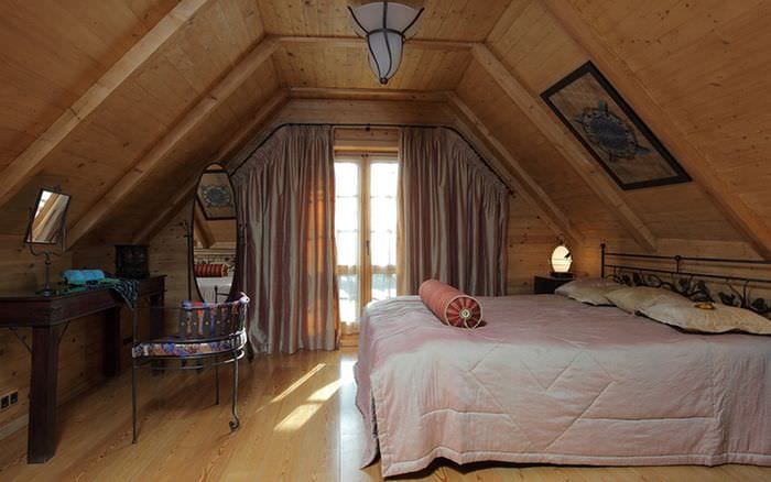 спальня в деревянном доме на чердаке