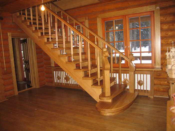 Деревянная лестница в мансарду в срубовом доме