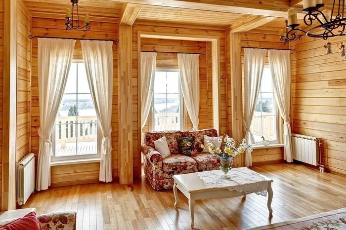 Три окна в гостиной деревянного дома