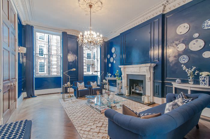 Дизайн гостиной в стиле классики с синими стенами