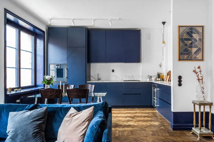 Интерьер кухни-гостиной в сине-белом цвете