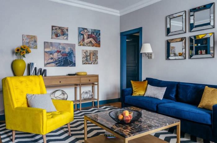 Желтое кресло в гостиной с синим диваном