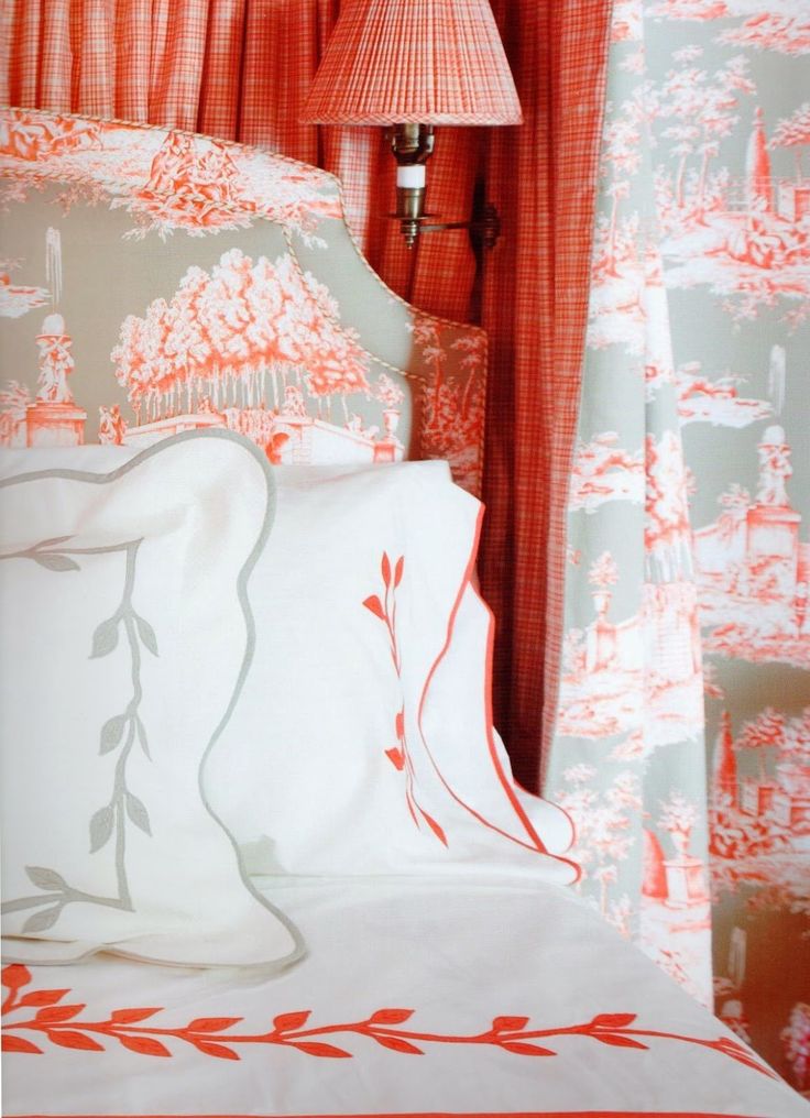Декор и оранжевые материалы в оформлении спальни