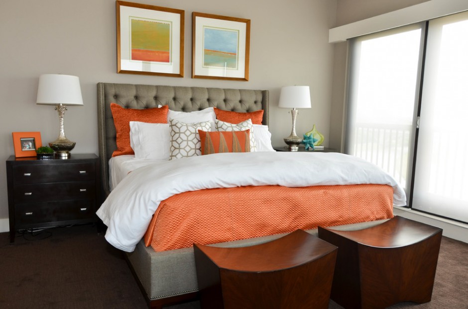 Серо-оранжевая спальня