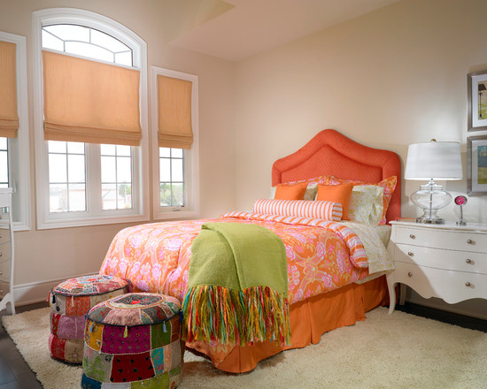 Оранжевая кровать в детской спальне
